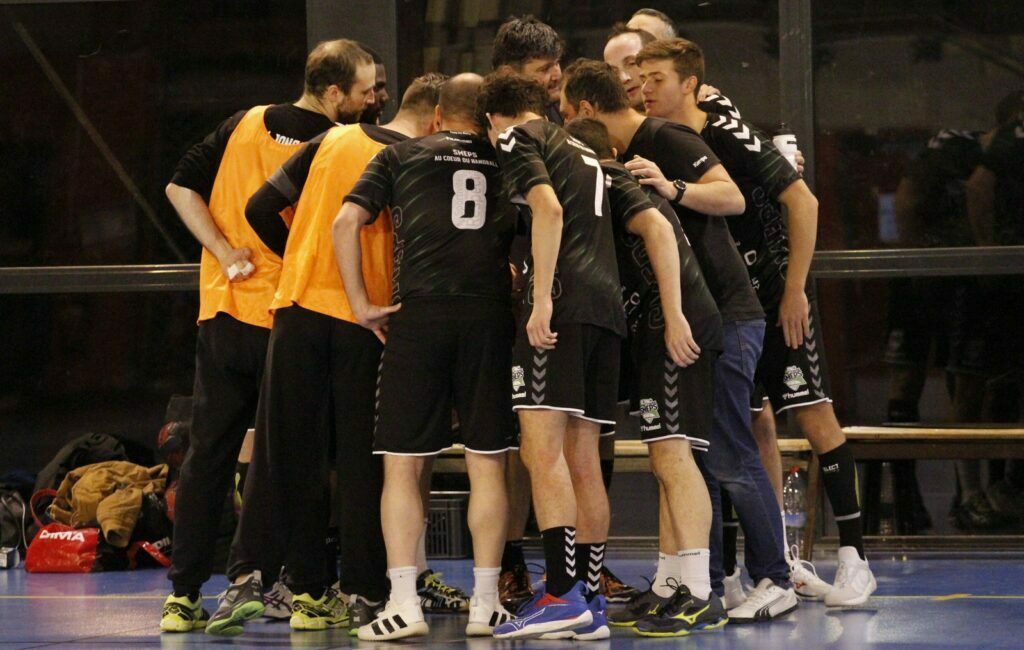 Lire la suite à propos de l’article 1ère Division Territoriale 54 – Seniors Masculins SMEPS HB – HBC Nancy SLUC 2 (20-11-2021)