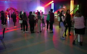 Lire la suite à propos de l’article Teaser de la soirée dansante du SMEPS Handball, le 30-04-2022