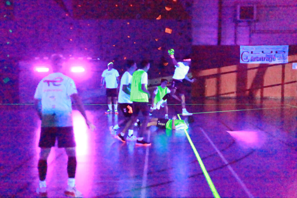 Lire la suite à propos de l’article SMEPS EN FLUO BY NIGHT : Une superbe soirée de handball sous la lumière noire
