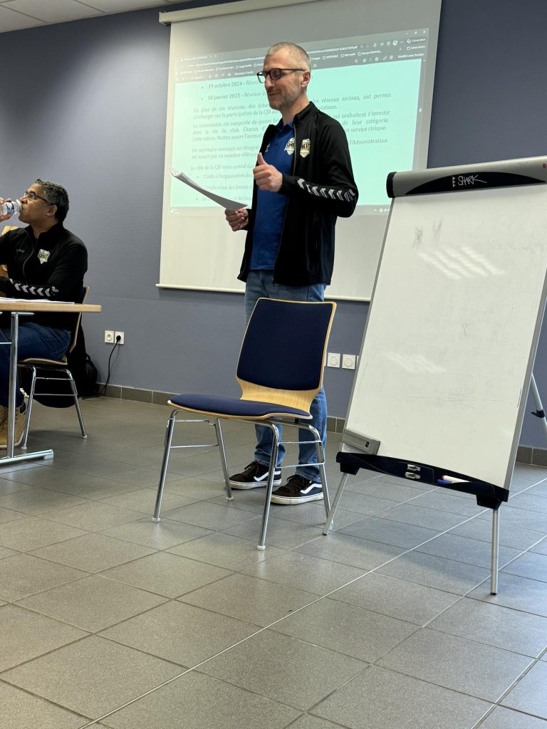 orateur d un club de handball meurthe et mosellan debout et presentant le bilan de sa commission jeunes dirigeants