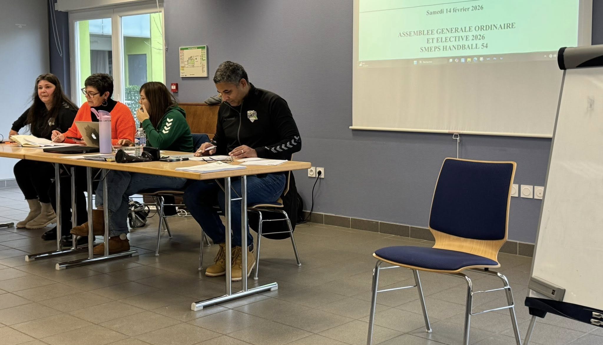 assemblee generale ordinaire et elective 2026 d un club de handball avec les quatre membres du bureau directeur presentant leur bilan